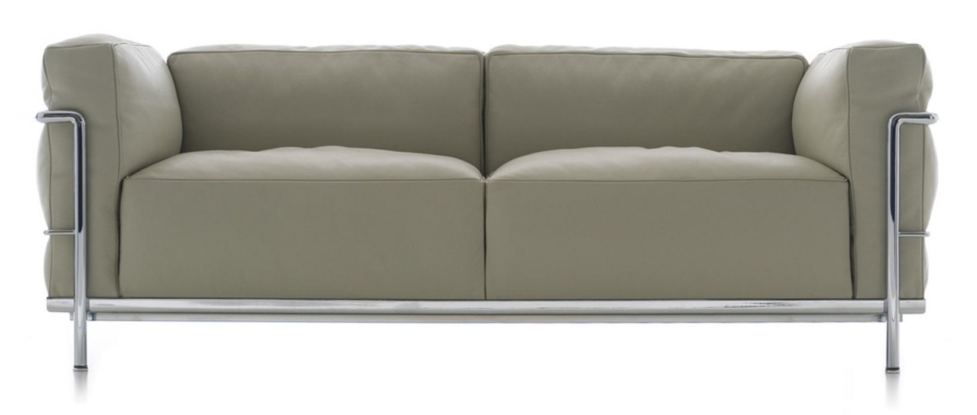 Graues Cassina Sofa, Modell Grand Confort, Zweisitzer mit verchromtem Stahlgestell für modernes Wohnzimmer.