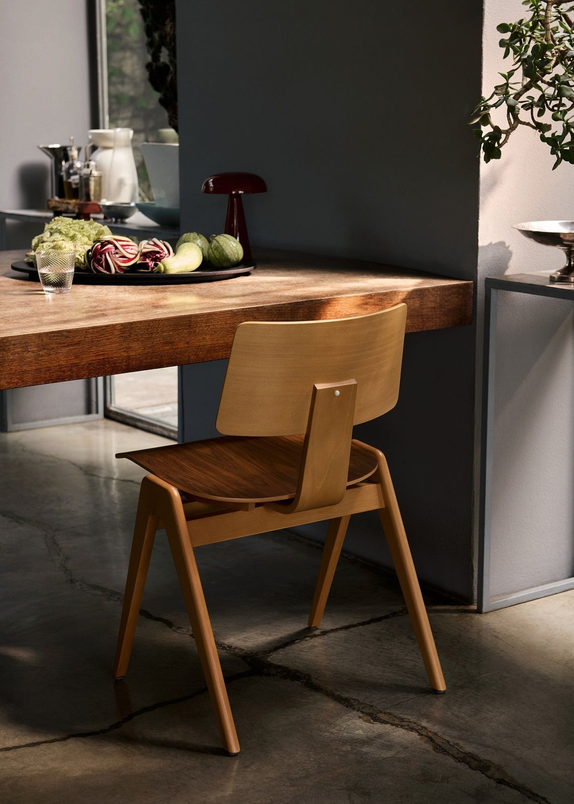 Daystak RD1 Esszimmerstuhl von AndTradition aus Holz, Ansicht von hinten, im modernen Esszimmer.