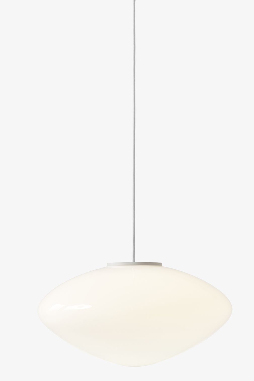AndTradition Mist AP16 Pendelleuchte mit Opalglas-Schirm und weißem Kabel vor neutralem Hintergrund.