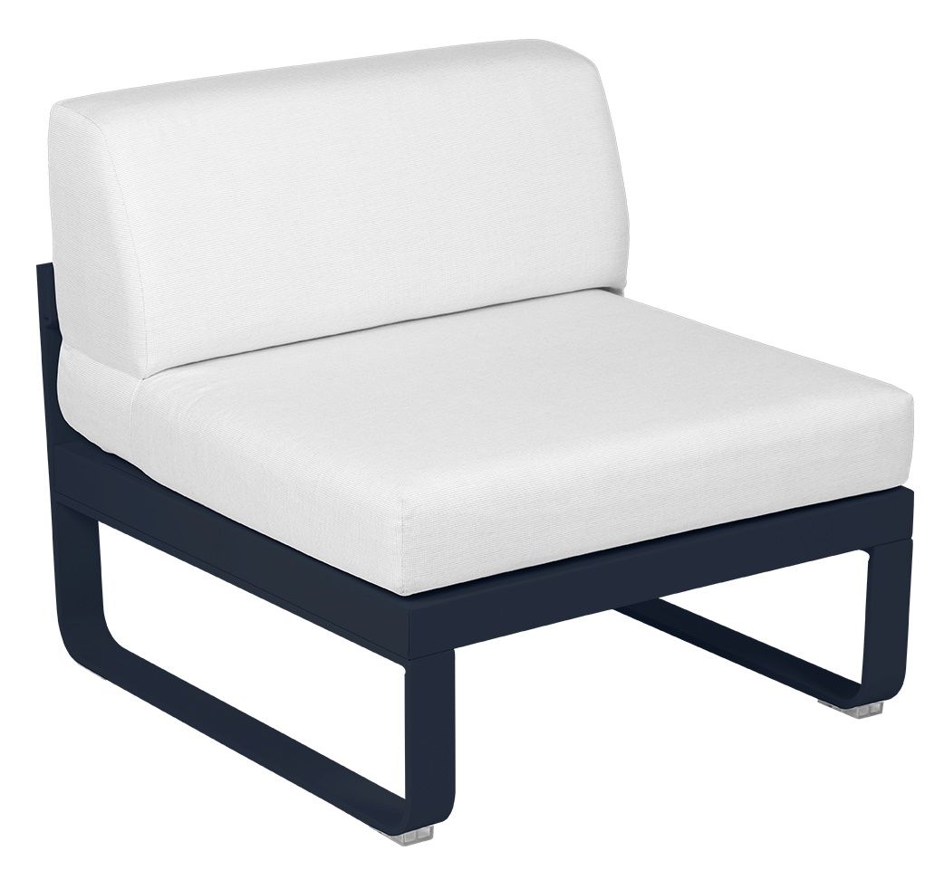 Bellevie Fermob Outdoor Sofa 1-Sitzer Modul Mitte, blaues Gestell und weiße Polsterung.
