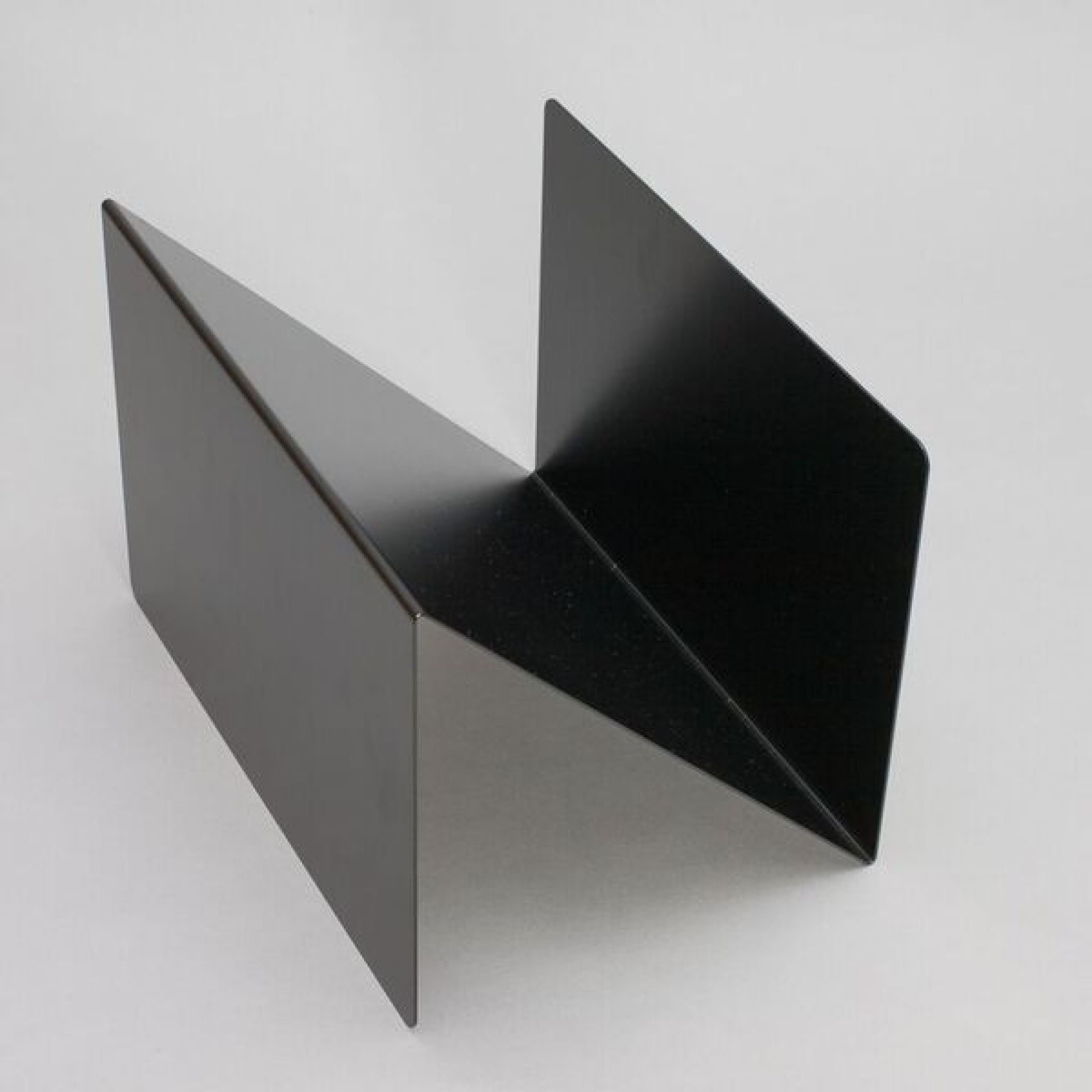 Schwarzer ZS01 M Stadie Zeitungsständer aus Metall, moderner Zeitschriftenhalter für Wohnzimmer und Büro.