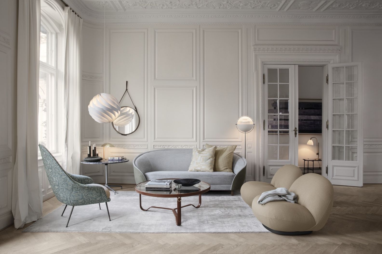 Bestlite Tischleuchte BL 1 Bone China/Chrom von Gubi auf Tisch in elegantem Wohnzimmer.