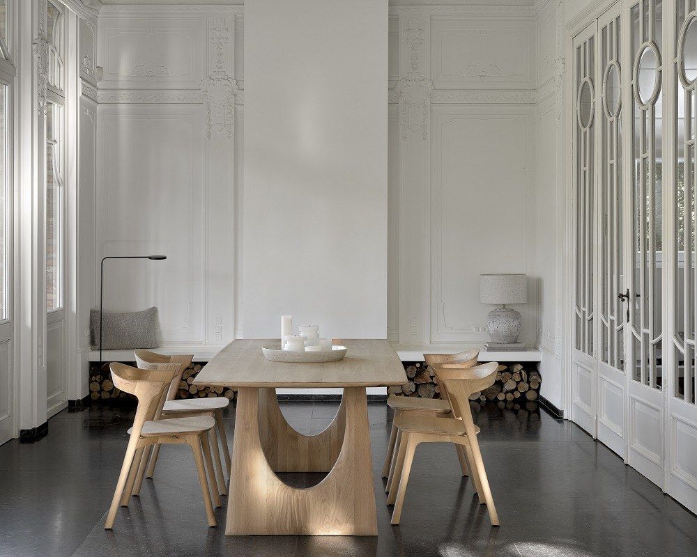 Geometric Dining Table Esstisch Eiche geölt von Ethnicraft in einem hellen Esszimmer mit passenden Stühlen.