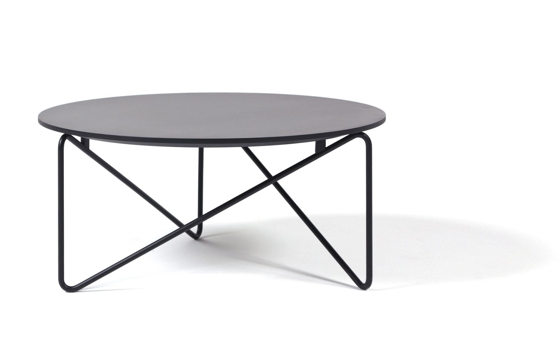Polygon Beistelltisch von Prostoria, graue Tischplatte mit schwarzem Metallgestell für Indoor und Outdoor.
