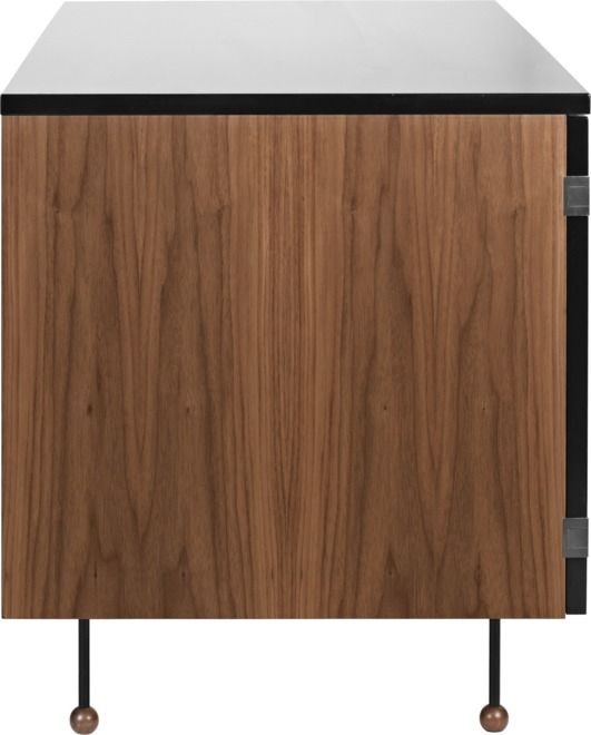 Detailaufnahme des Gubi 62 Desk Schreibtischs mit Holzkorpus, weißer Tischplatte und filigranen, schwarzen Beinen.