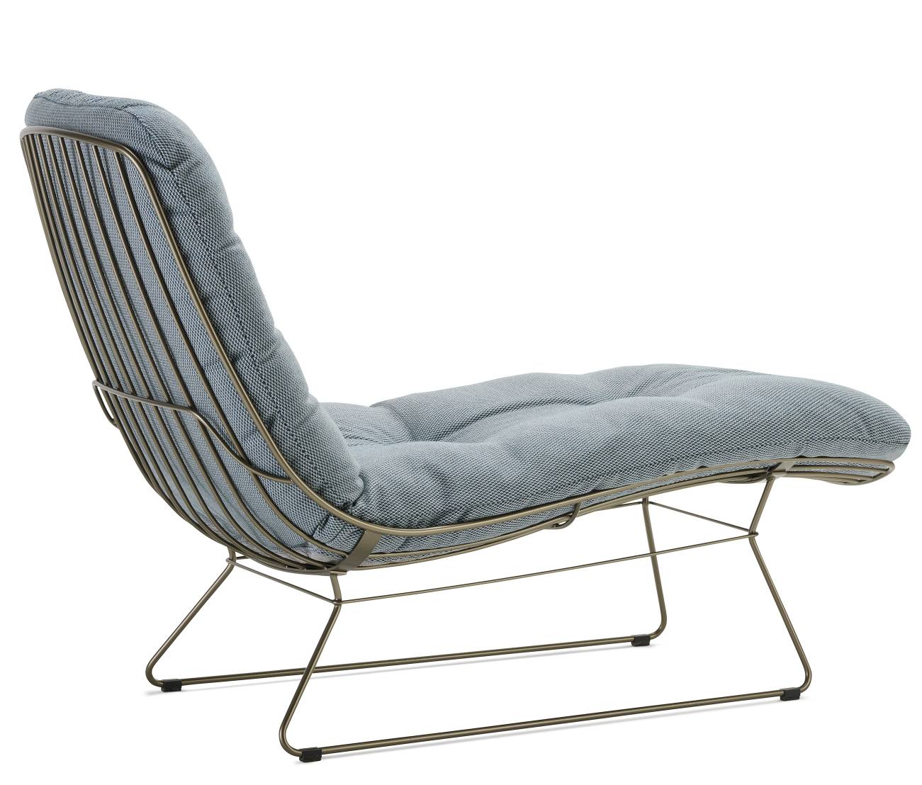 Leyasol Sonnenliege von Freifrau Manufaktur für Innen und Außen, mit blauem Polster und filigranem Metallgestell.