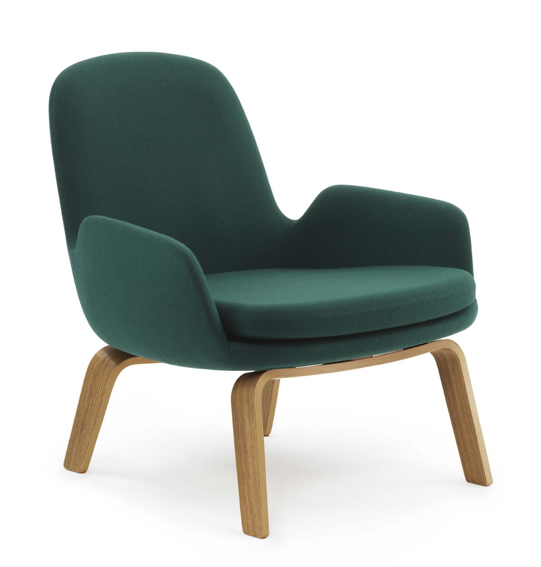 Grüner Era Lounge Chair Sessel mit niedrigem Holzgestell von Normann Copenhagen.