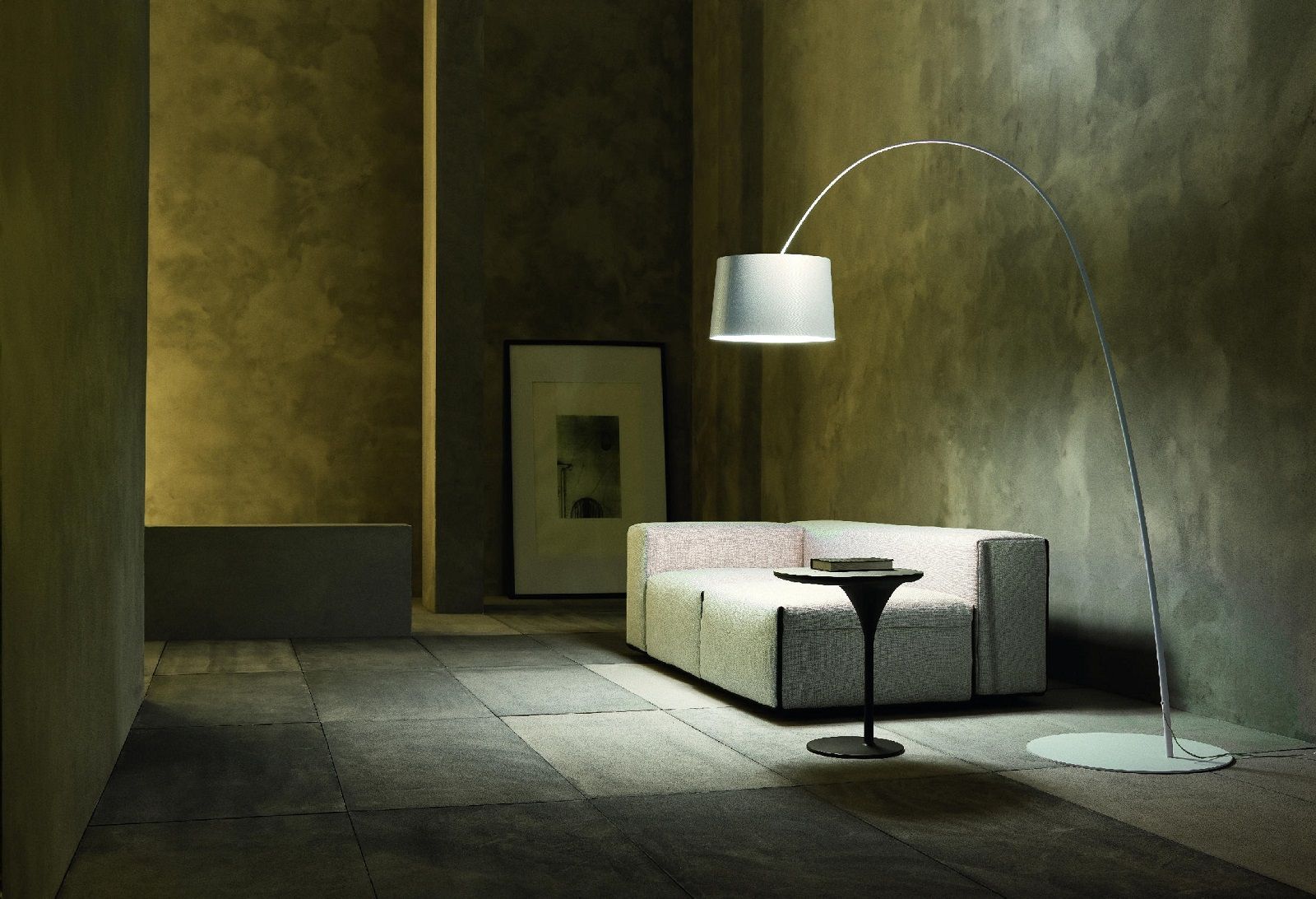 Twice as Twiggy Stehleuchte von Foscarini in Grau, Bogenleuchte mit Stoffschirm im Wohnzimmer.