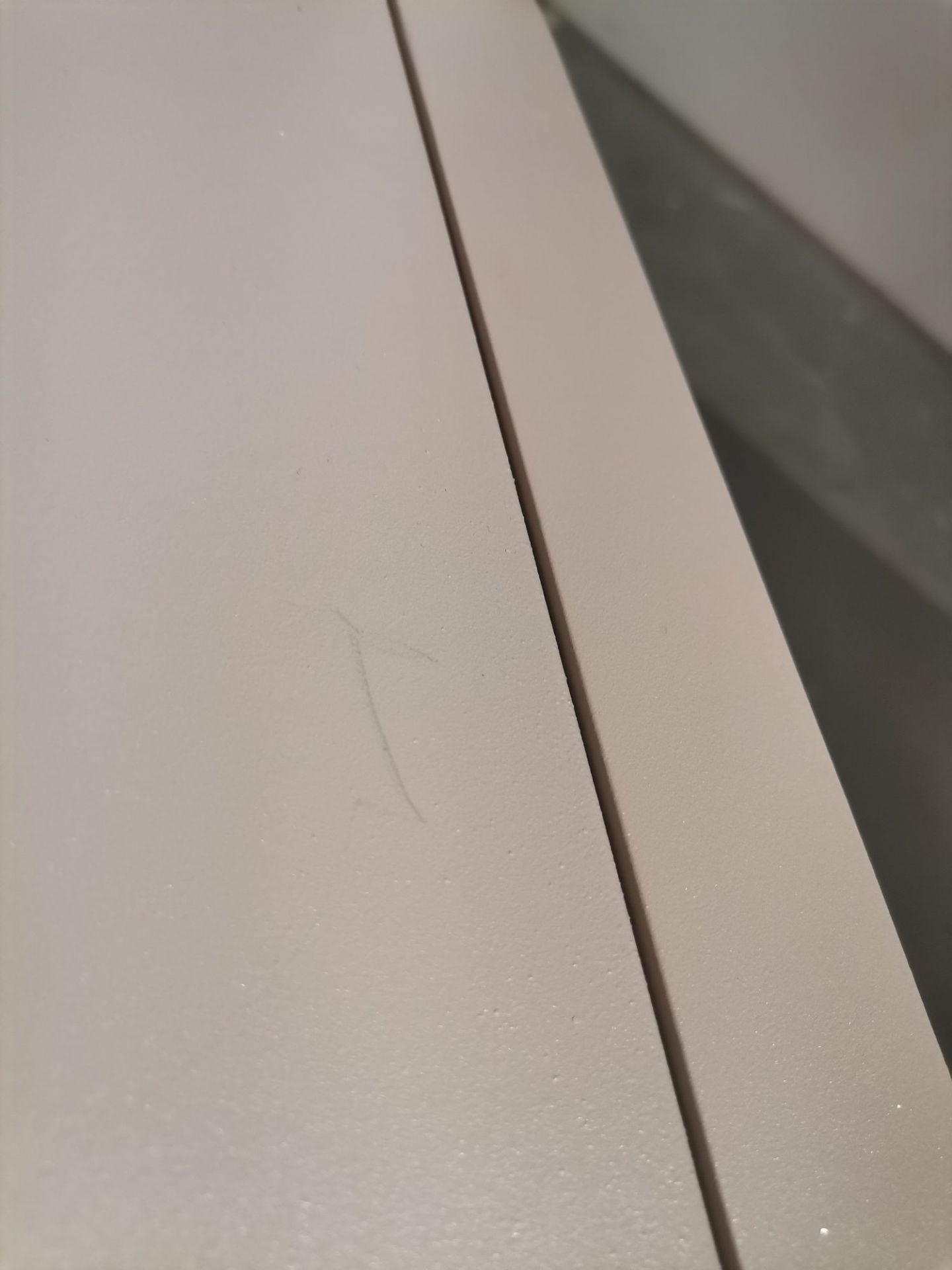 Detailaufnahme des Bellevie V2 Stuhls in Muskat mit Kratzern, ein Mängelexemplar für den Außenbereich.