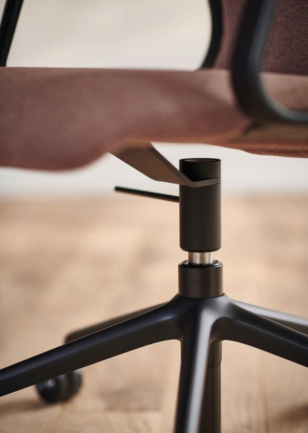 Detailaufnahme des schwarzen Fußkreuzes mit Rollen vom Wilkhahn Decide Konferenzsessel, ergonomisch und modern.