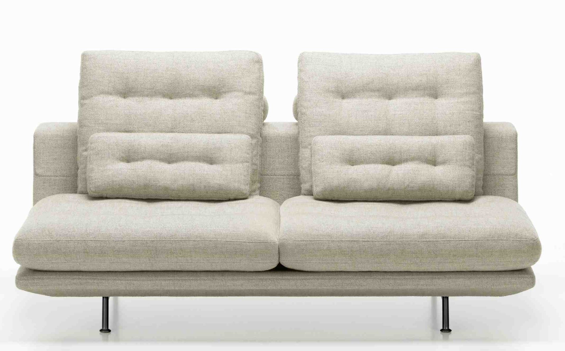 Vitra Grand Sofa 2,5-Sitzer in Beige mit Knopfheftung und schwarzen Füßen, modernes Wohnzimmermöbel.