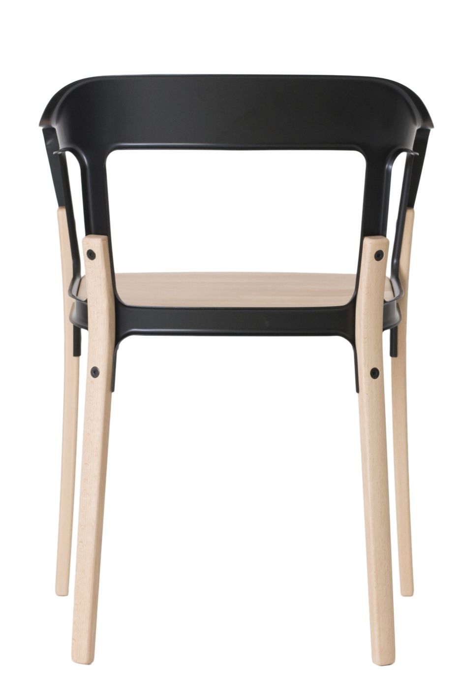Steelwood Chair von Magis, moderner Stuhl mit schwarzer Sitzfläche und hellen Holzbeinen, Ansicht von vorne.