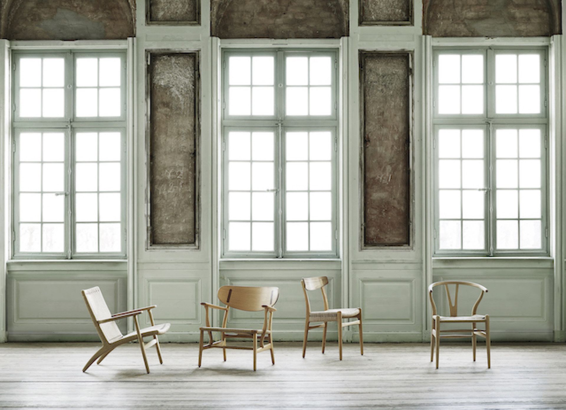 CH25 Lounge Sessel von Carl Hansen & Søn: Eiche lackiert mit schwarzem Geflecht.