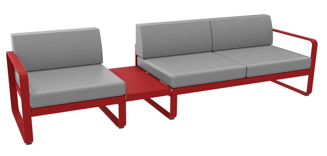 Fermob Bellevie Outdoor Lounge Sofa in Rot mit grauen Kissen und Verbindungstisch für Garten und Terrasse.