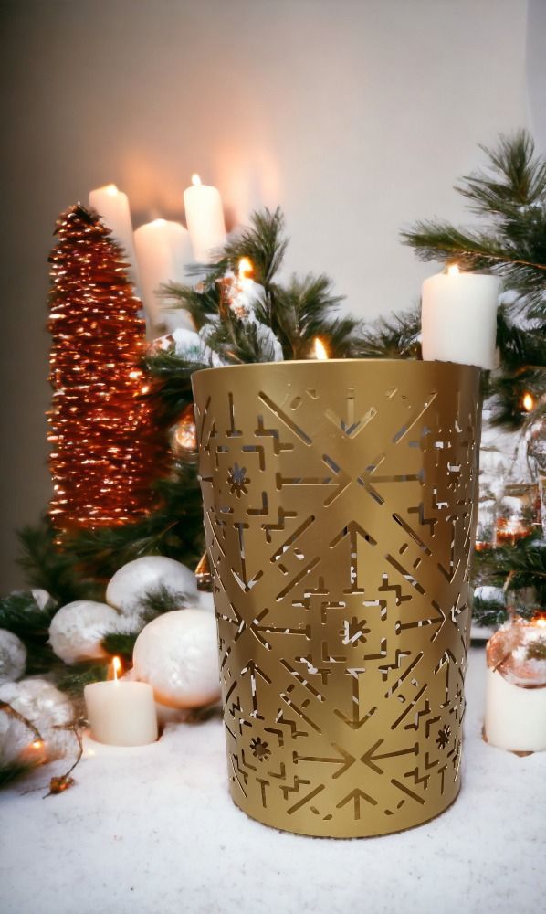 Goldener Wilma Teelichthalter von House Doctor mit filigranem Muster, umgeben von festlicher Weihnachtsdekoration und Kerzenlicht.