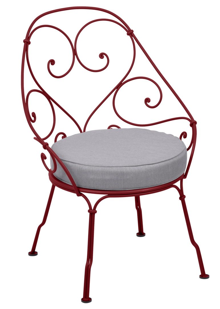 Roter 1900 Sessel von Fermob für den Garten mit grauer Sitzauflage, Detailansicht.