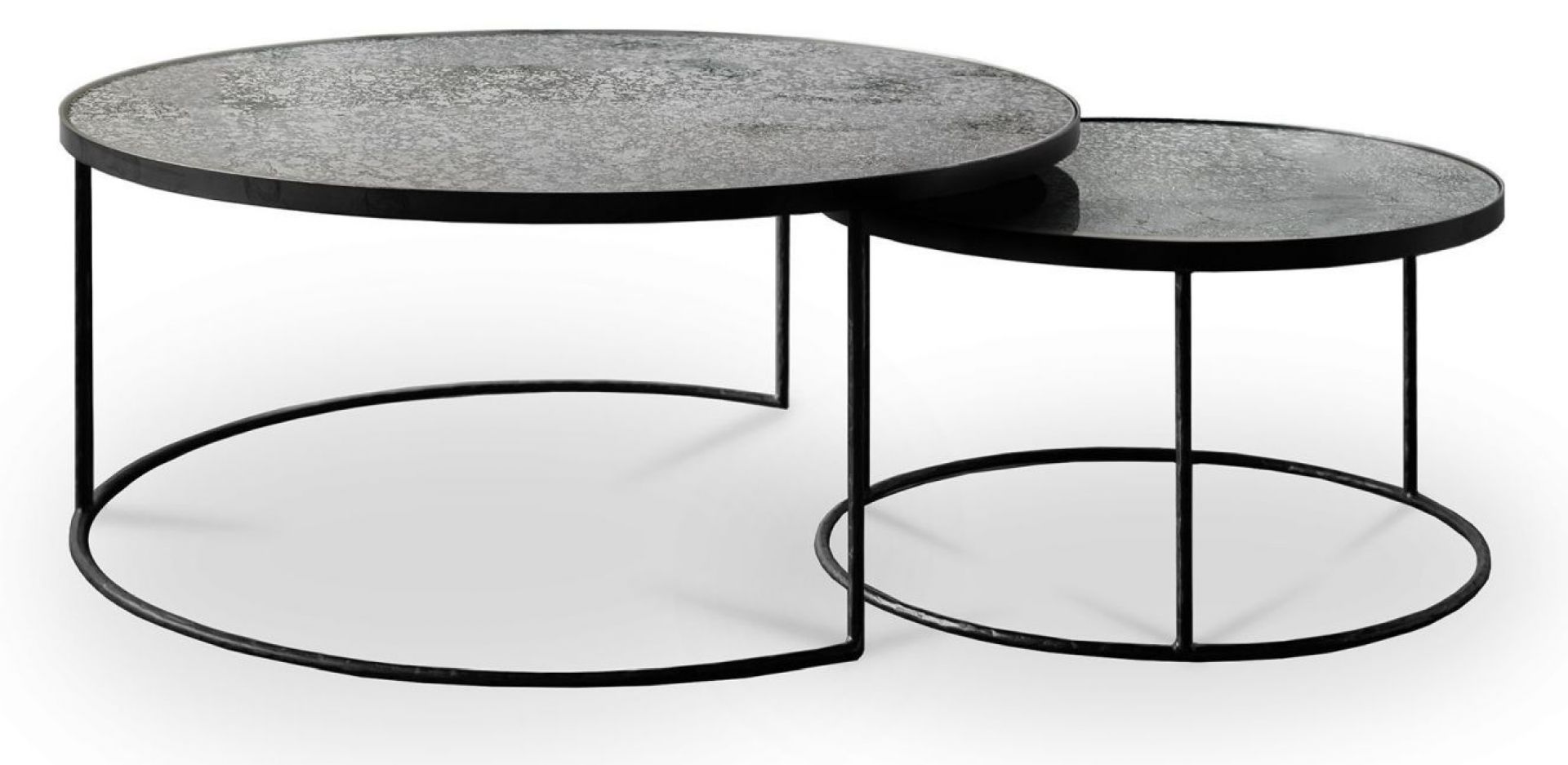 Ethnicraft Couchtisch Set: Zwei runde Beistelltische mit schwarzem Metallgestell und strukturierter Tischplatte.