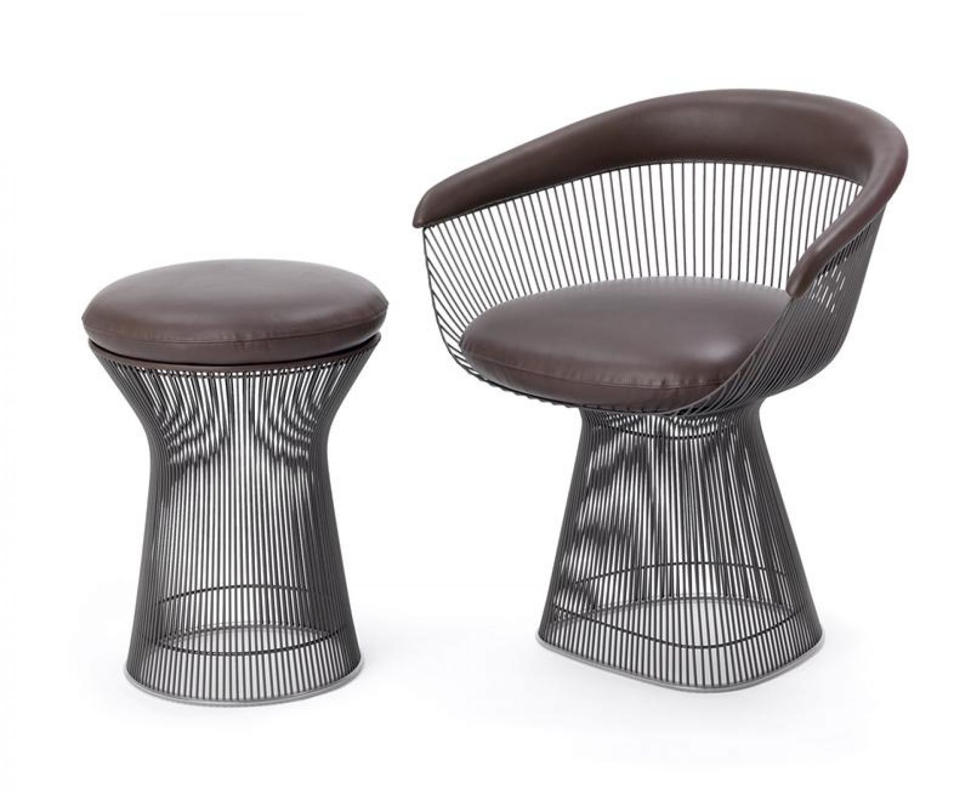 Platner Hocker von Knoll International mit braunem Lederpolster und passendem Sessel.