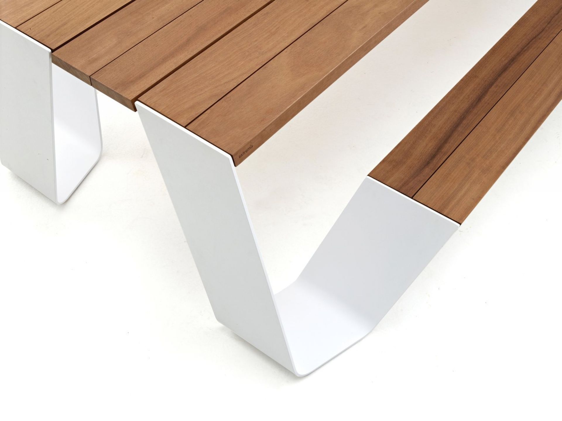 Detailaufnahme der Hopper Picknickbank von Extremis mit Holzsitzen und weißem Stahlgestell.