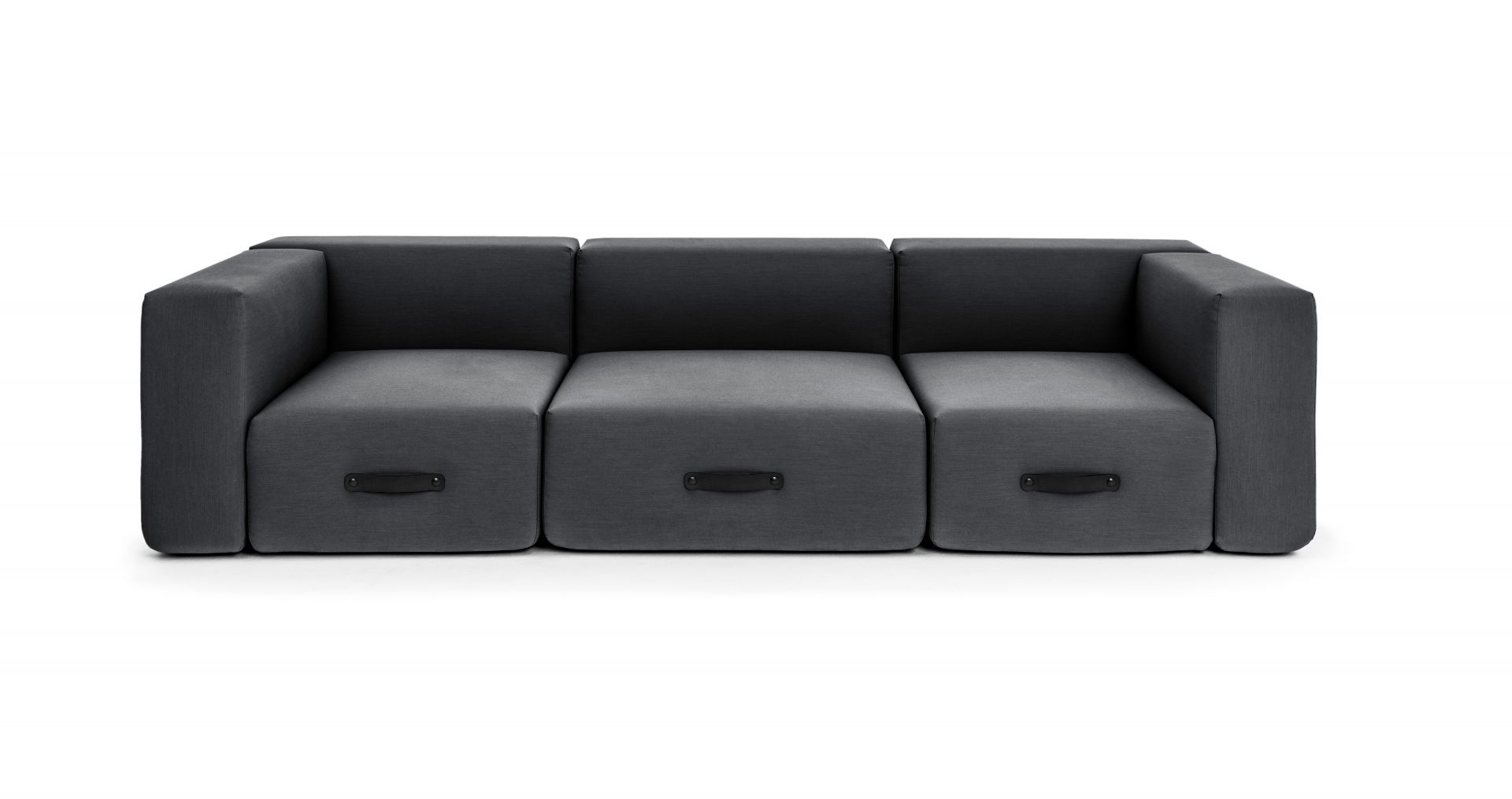 Graues Conmoto Miami Outdoor Sofa mit drei Sitzelementen und schwarzen Tragegriffen vor weißem Hintergrund.