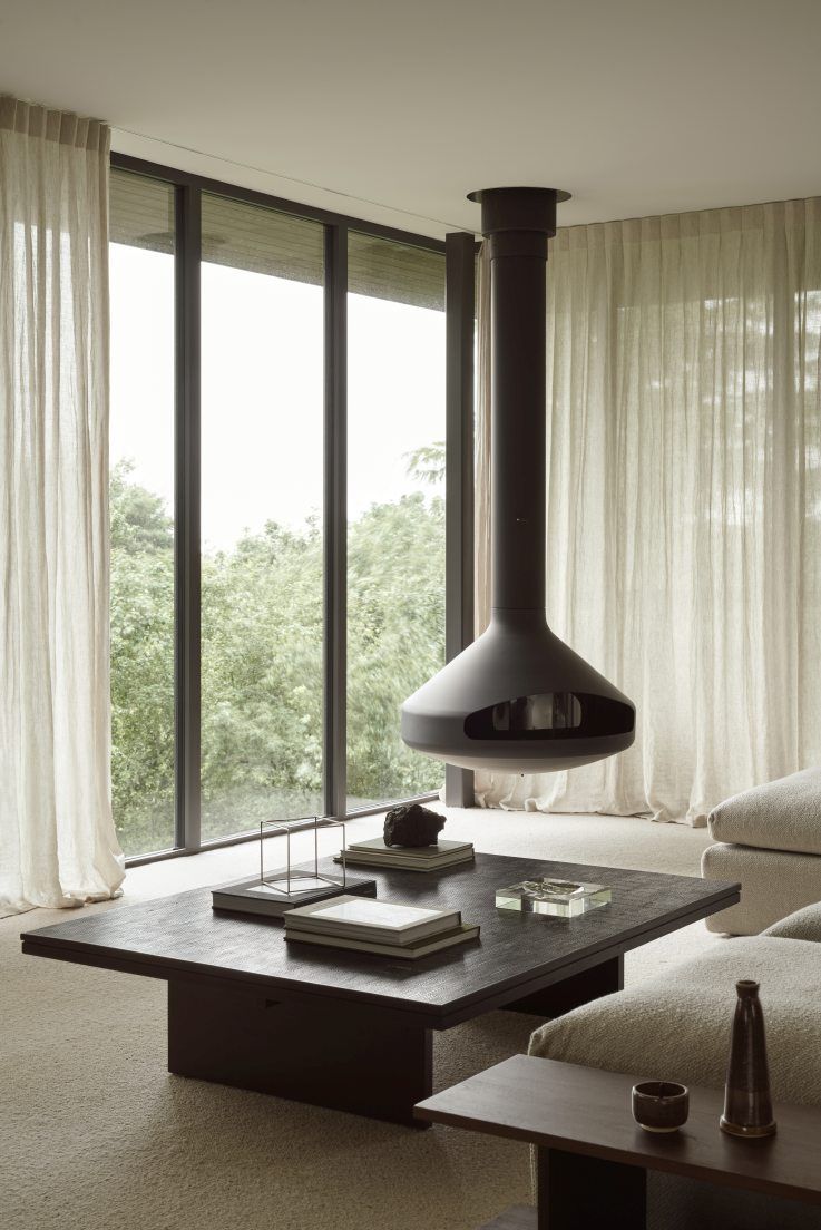 Nahaufnahme vom Ethnicraft Kabuki Side Table Beistelltisch aus dunklem Holz in modernem Wohnzimmer.