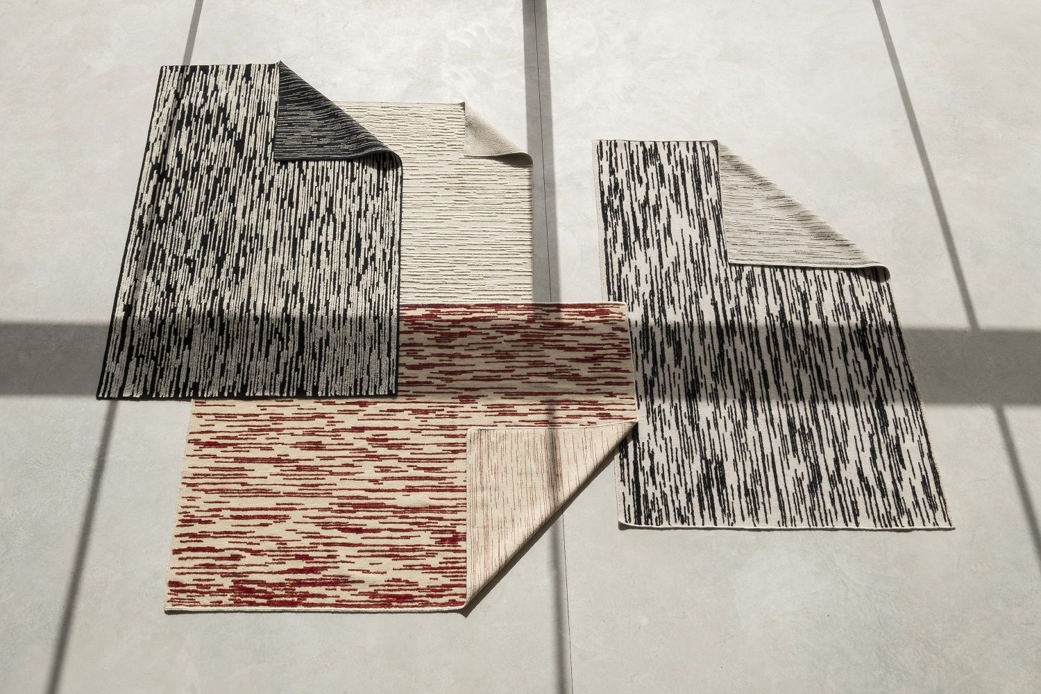 Nanimarquina Doblecara Teppich, verschiedene Farben und Muster, gewebter Teppich mit grafischem Design für Wohnzimmer und Schlafzimmer.