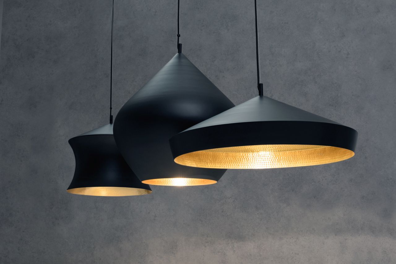 Drei schwarze Tom Dixon Pendelleuchten der Beat Serie mit goldenem Innenleben.