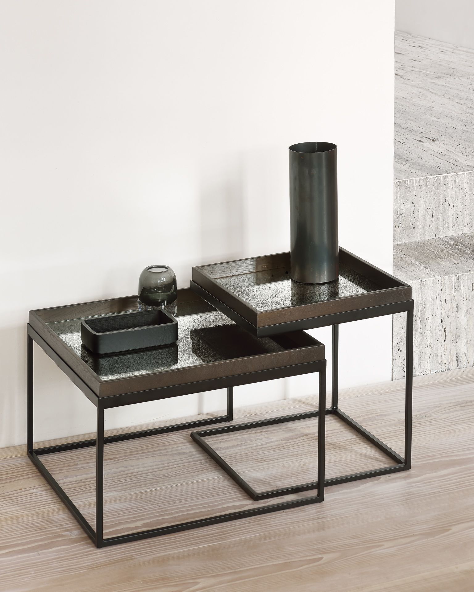 Quadratischer Couchtisch 2er Set von Ethnicraft, schwarz mit filigranem Metallgestell und Ablagefläche.