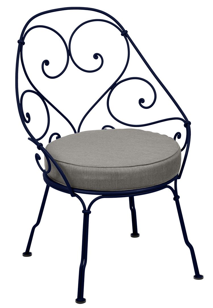 Blauer 1900 Sessel von Fermob mit grauem Sitzkissen für den Garten oder die Terrasse.