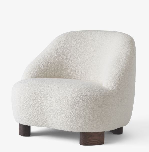 Margas Loungesessel LC1 AndTradition mit weißem Bouclé-Bezug und dunklen Holzfüßen, moderner Sessel für Wohnzimmer.