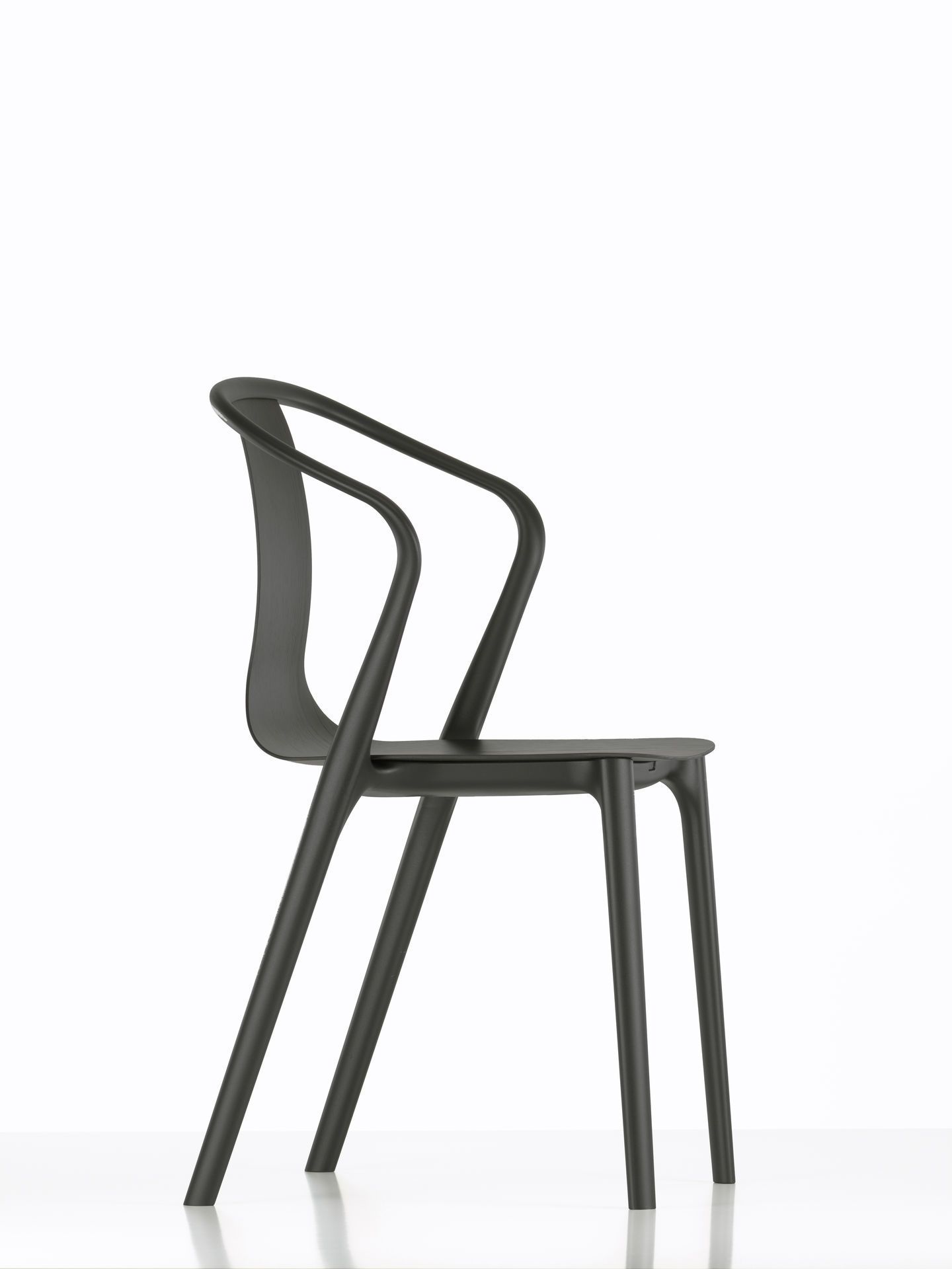 Schwarzer Belleville Stuhl von Vitra, Seitenansicht. Moderner Holzstuhl für Esszimmer und Wohnbereich.