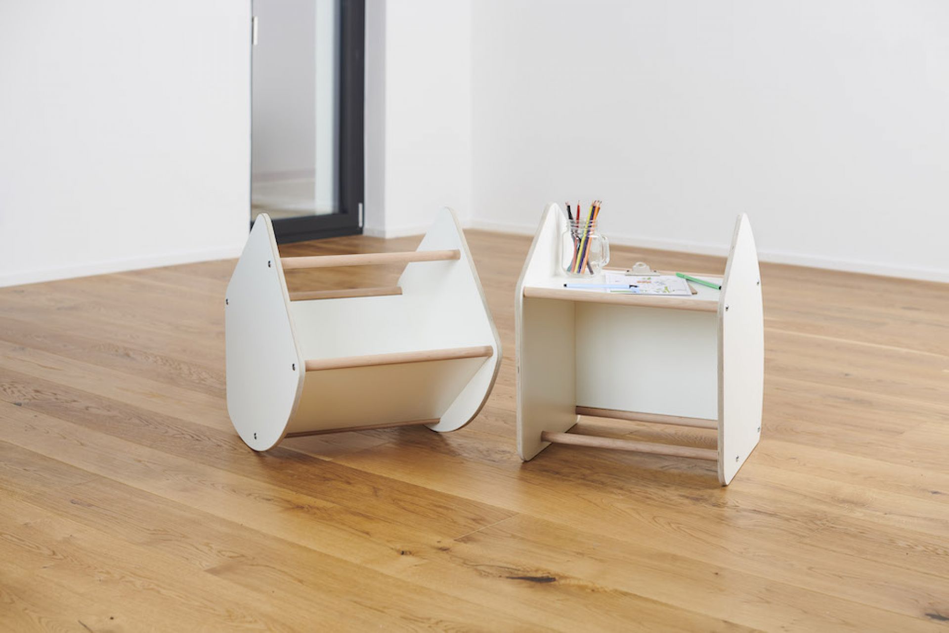 Tojo Kids Multi: Weißer Kindertisch und Hocker aus Holz, multifunktional als Schaukel nutzbar.