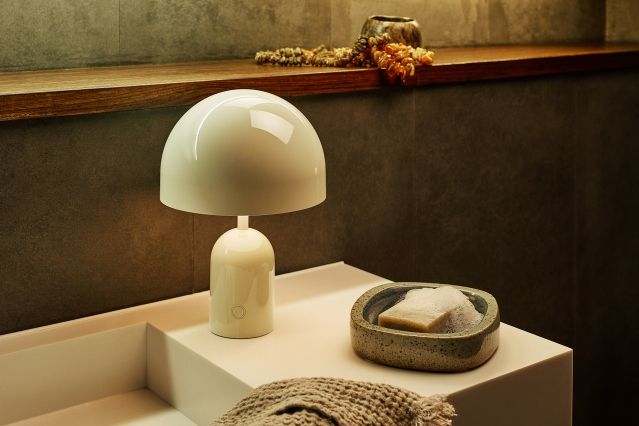 Nahaufnahme der weißen Bell LED Akkuleuchte / Tischleuchte von Tom Dixon.