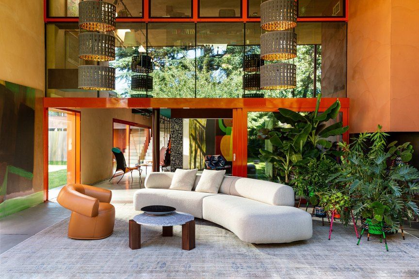 Gogan Sofa 3-Sitzer in Weiß mit passendem Sessel und Couchtisch in modernem Wohnzimmer.