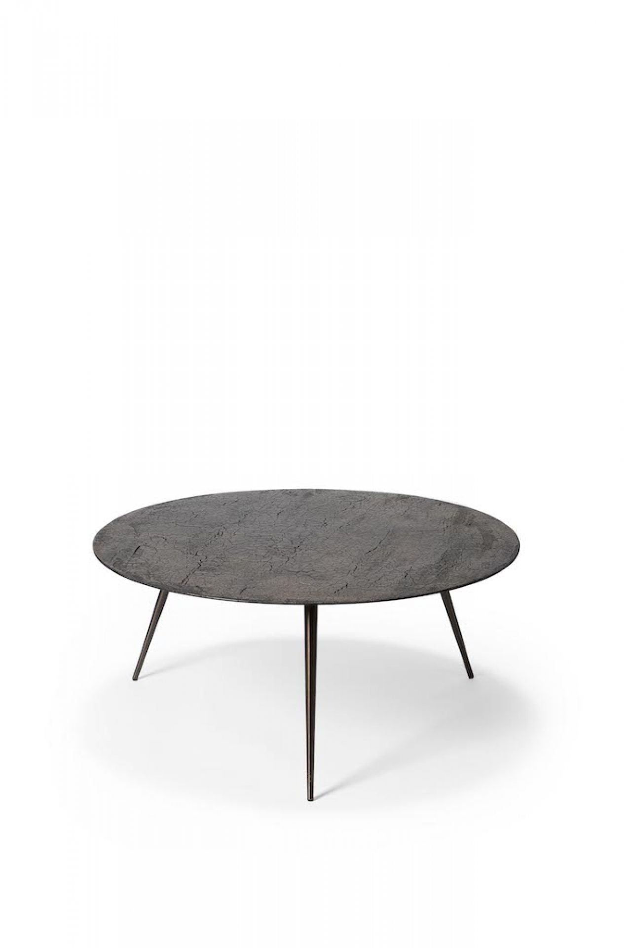Runder Luna Couchtisch im Lava Whisky Design von Ethnicraft mit drei Beinen.