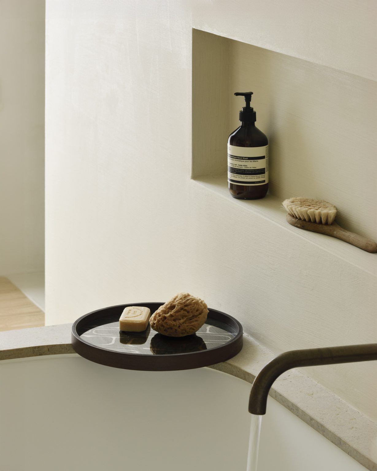 Second Nature Valet Trays Tablett von Ethnicraft im Badezimmer mit Seife und Schwamm.