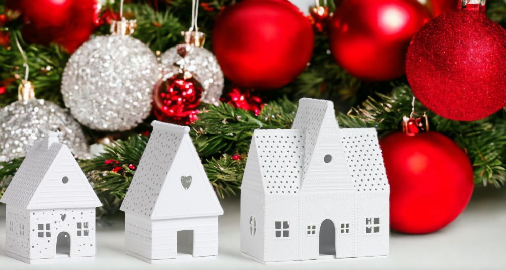 Zuhause Lichthaus 3er Set von Räder, weiße Deko Häuser vor Weihnachtsbaum mit roten Kugeln.