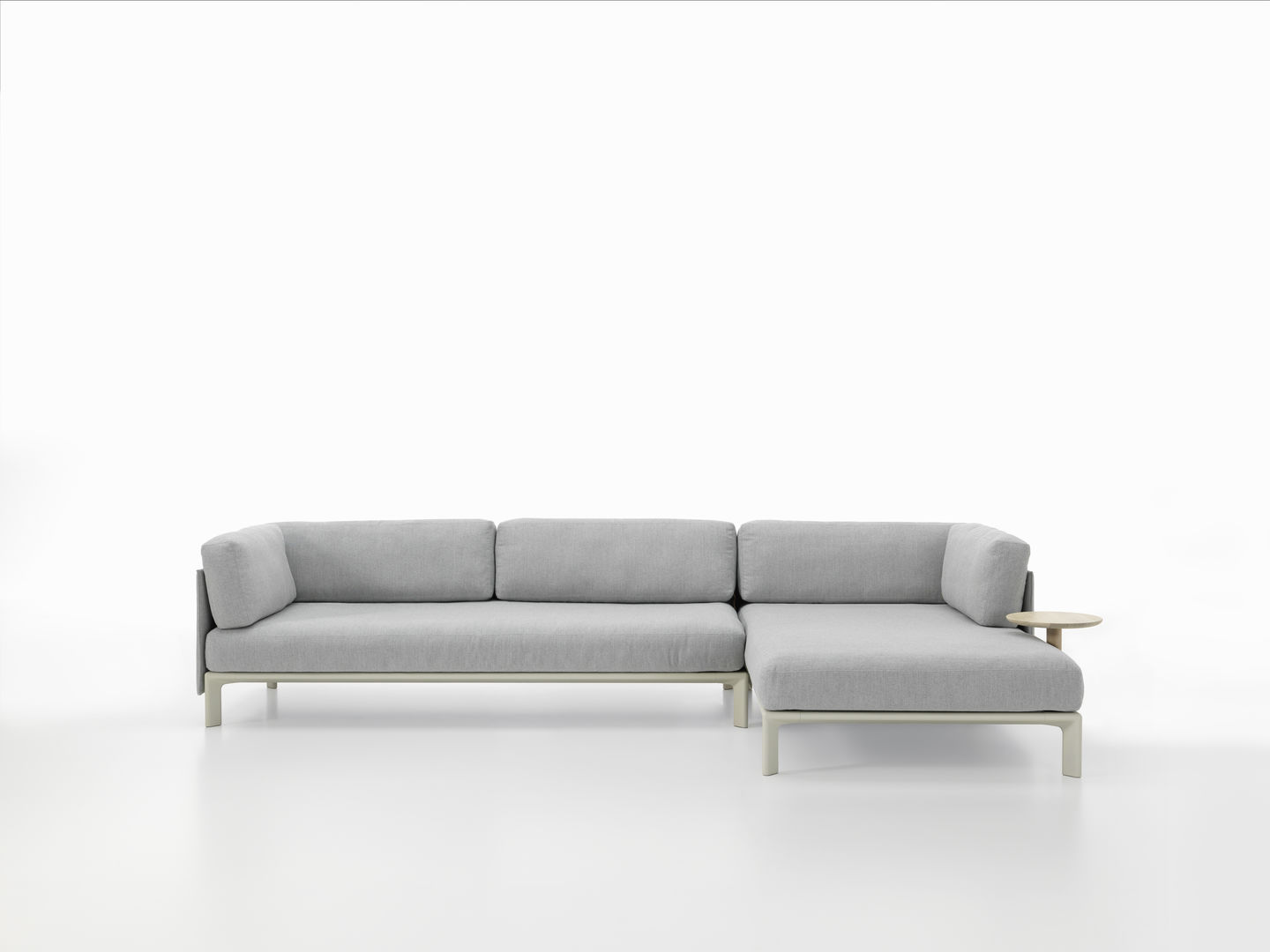 Graues Anagram Sofa von Vitra mit Rücken- und Seitenkissen, modernes Design für Wohnzimmer und Lounge-Bereiche.