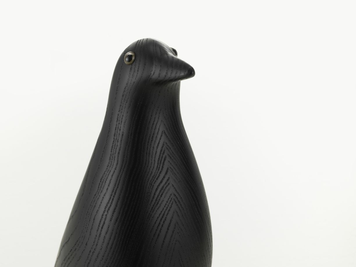 Eames House Bird Skulptur aus Esche in Schwarz von Vitra, detailreiche Holzfigur.