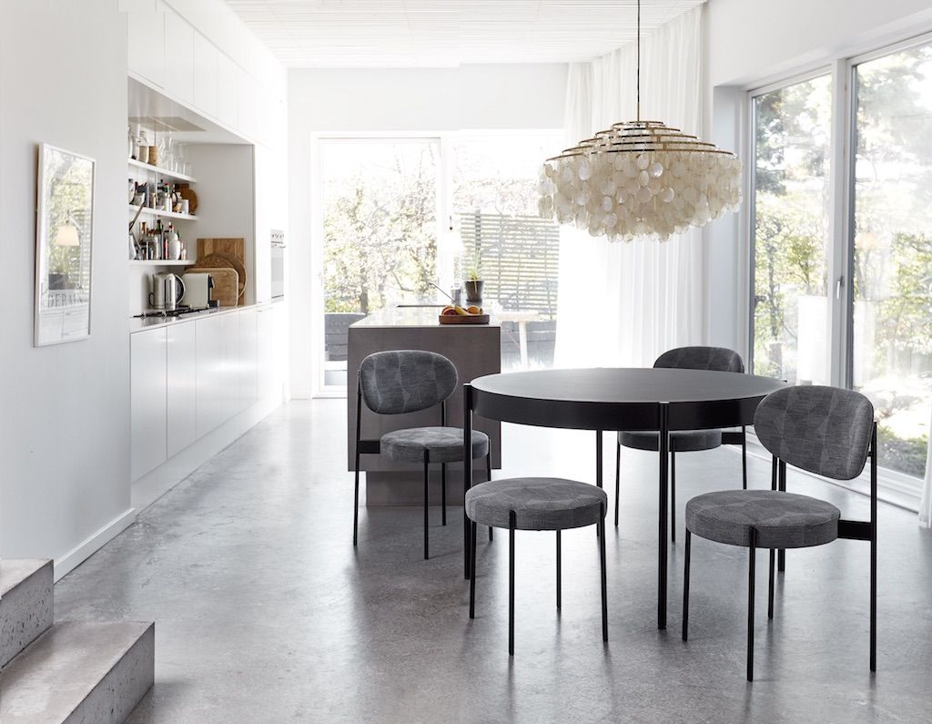 Verpan Series 430 Hocker in Grau am Esstisch in modernem, hellen Küchendesign.
