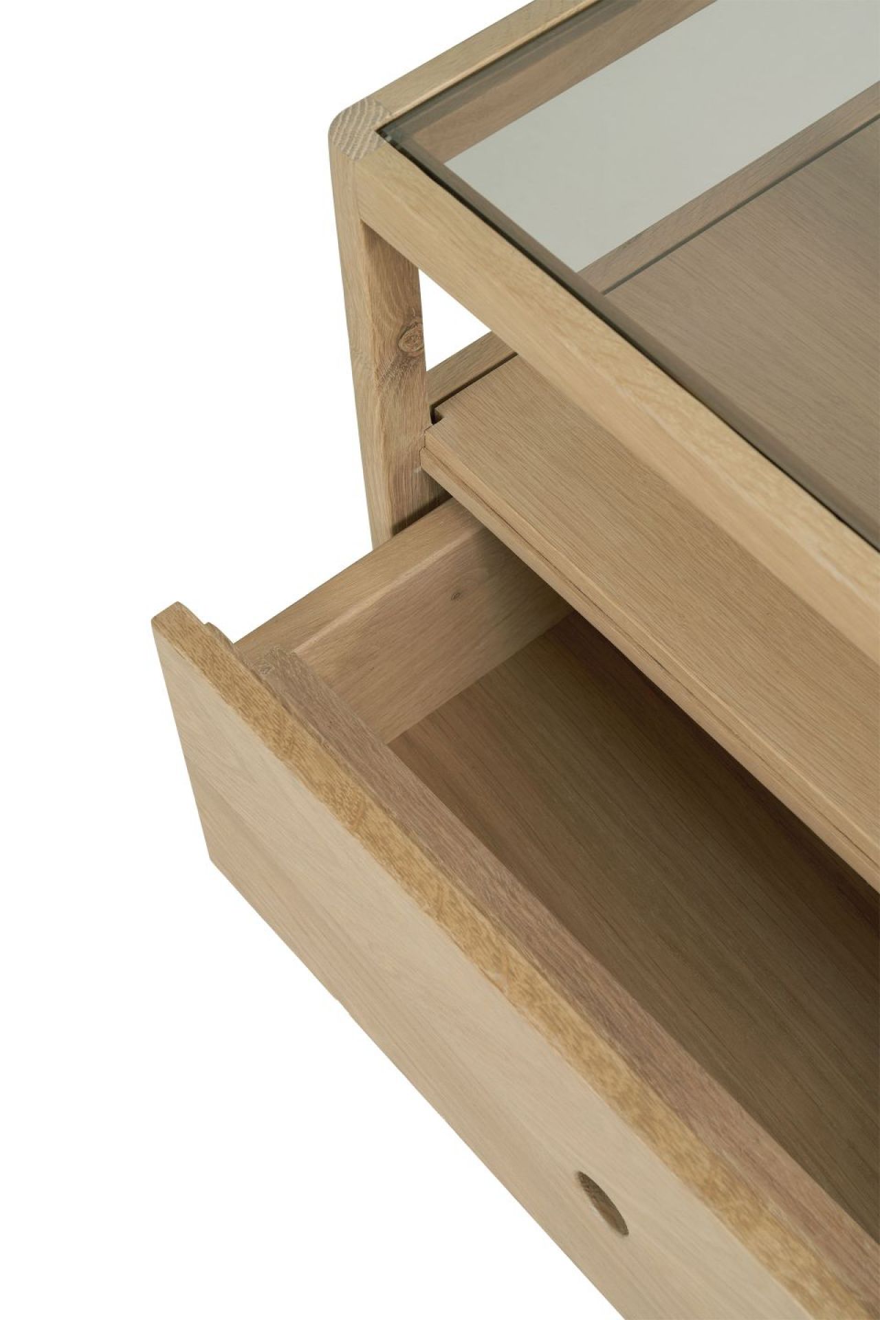 Detailaufnahme des Ethnicraft Spindle Nachttischs aus Eiche mit offener Schublade.