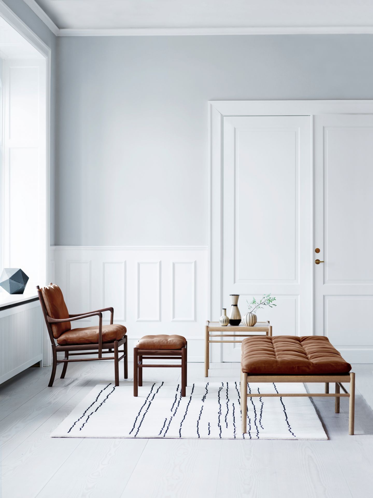 OW150 Daybed Liege von Carl Hansen & Søn mit braunem Lederbezug und passendem Sessel.