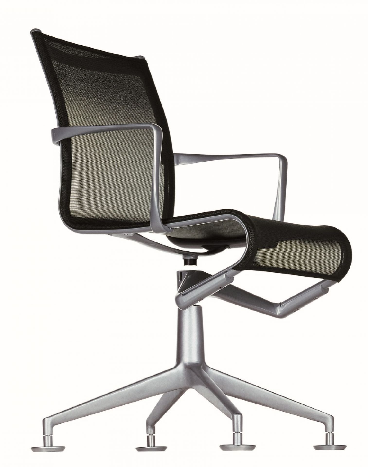 Meetingframe Drehstuhl Alias 436/437 mit schwarzer Netzbespannung und silbernem Fußkreuz, ergonomischer Bürostuhl für Konferenzräume.