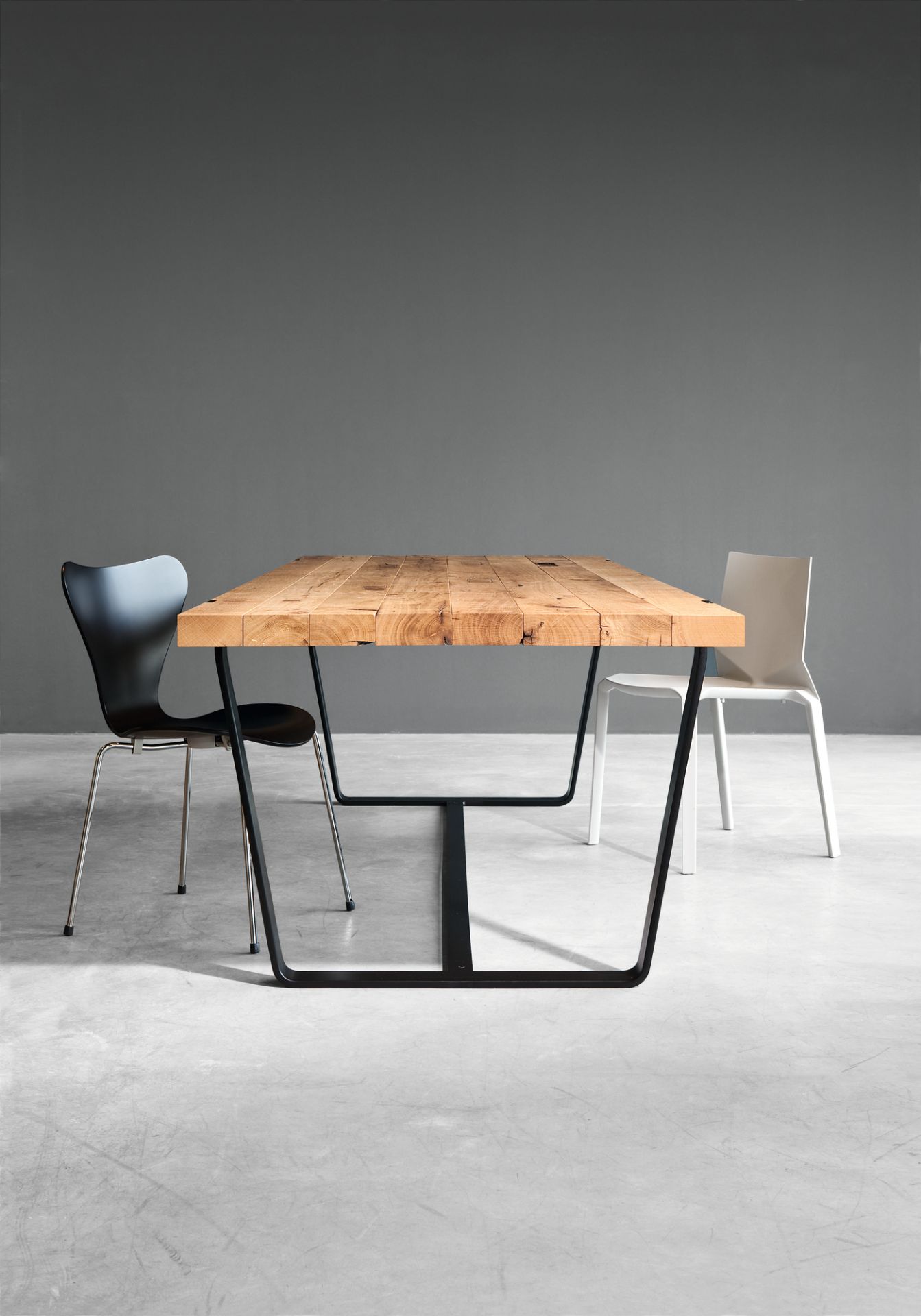 BB 11 Clamp Tisch von Janua aus Eiche, roh und geölt, mit schwarzem Metallgestell.