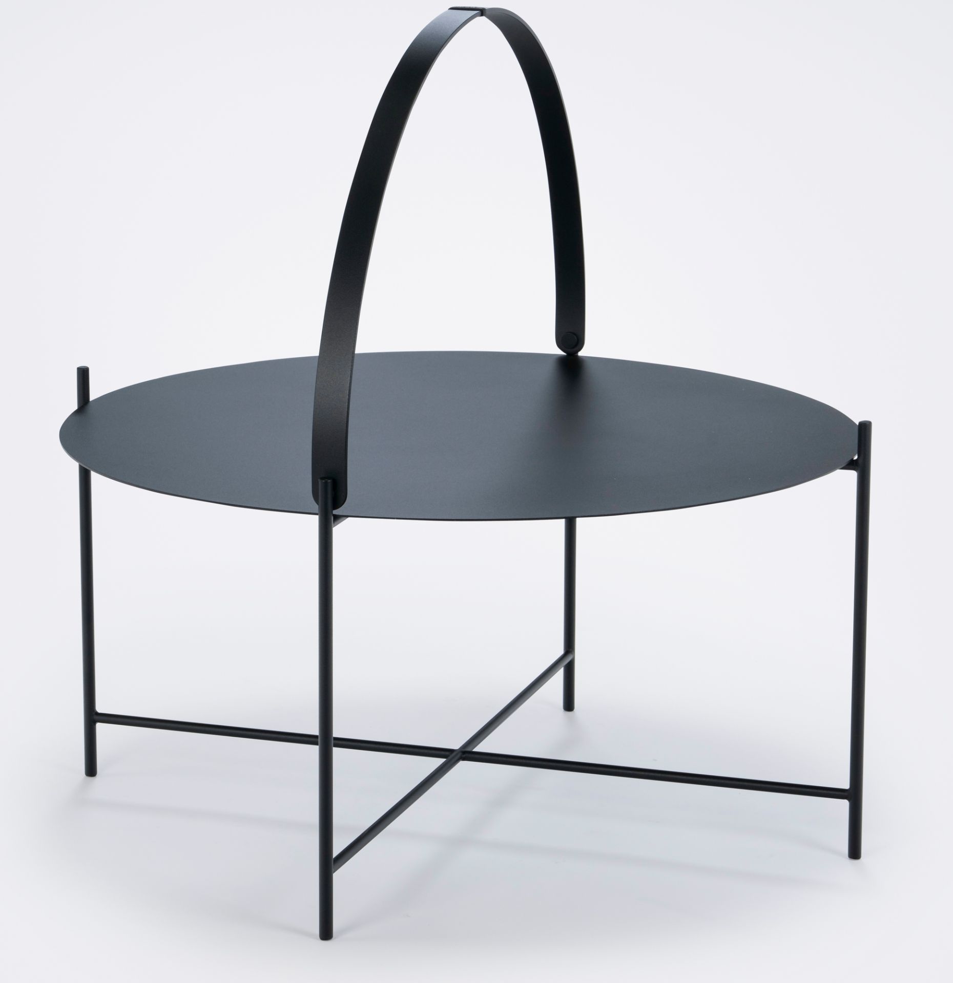 Schwarzer Edge Tray Table Beistelltisch von Houe, groß, mit rundem Tablett und Tragegriff.