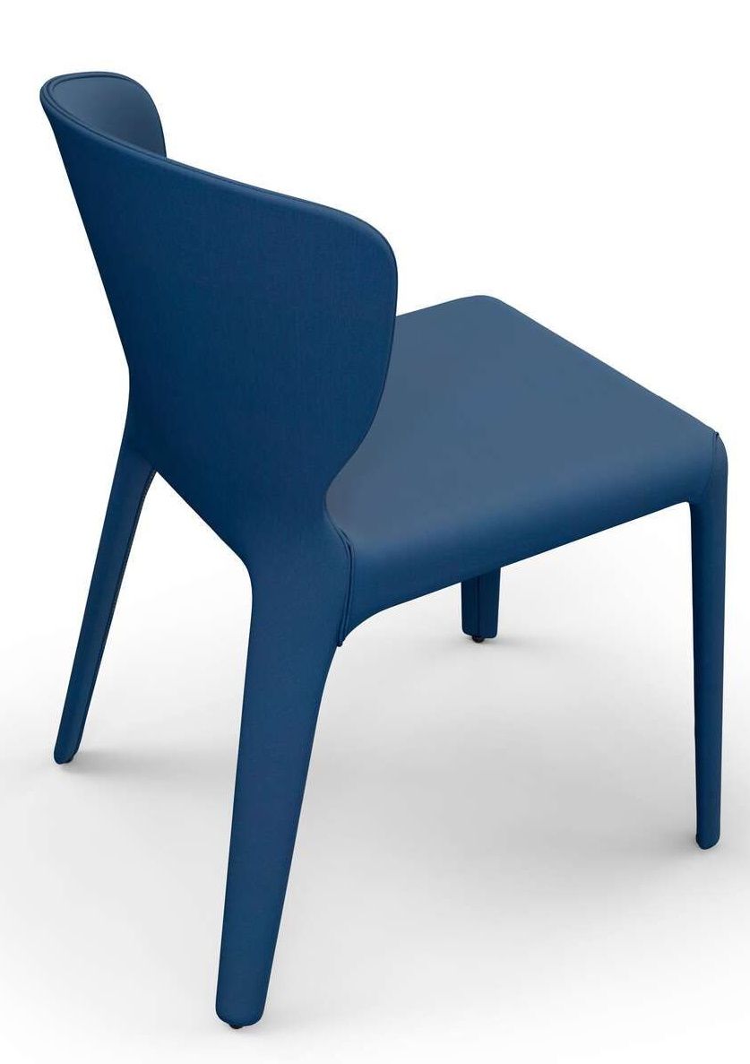 Blauer Cassina Hola Stuhl mit Rückenlehne und vier Beinen, modernes Design für Esszimmer und Wohnbereich.