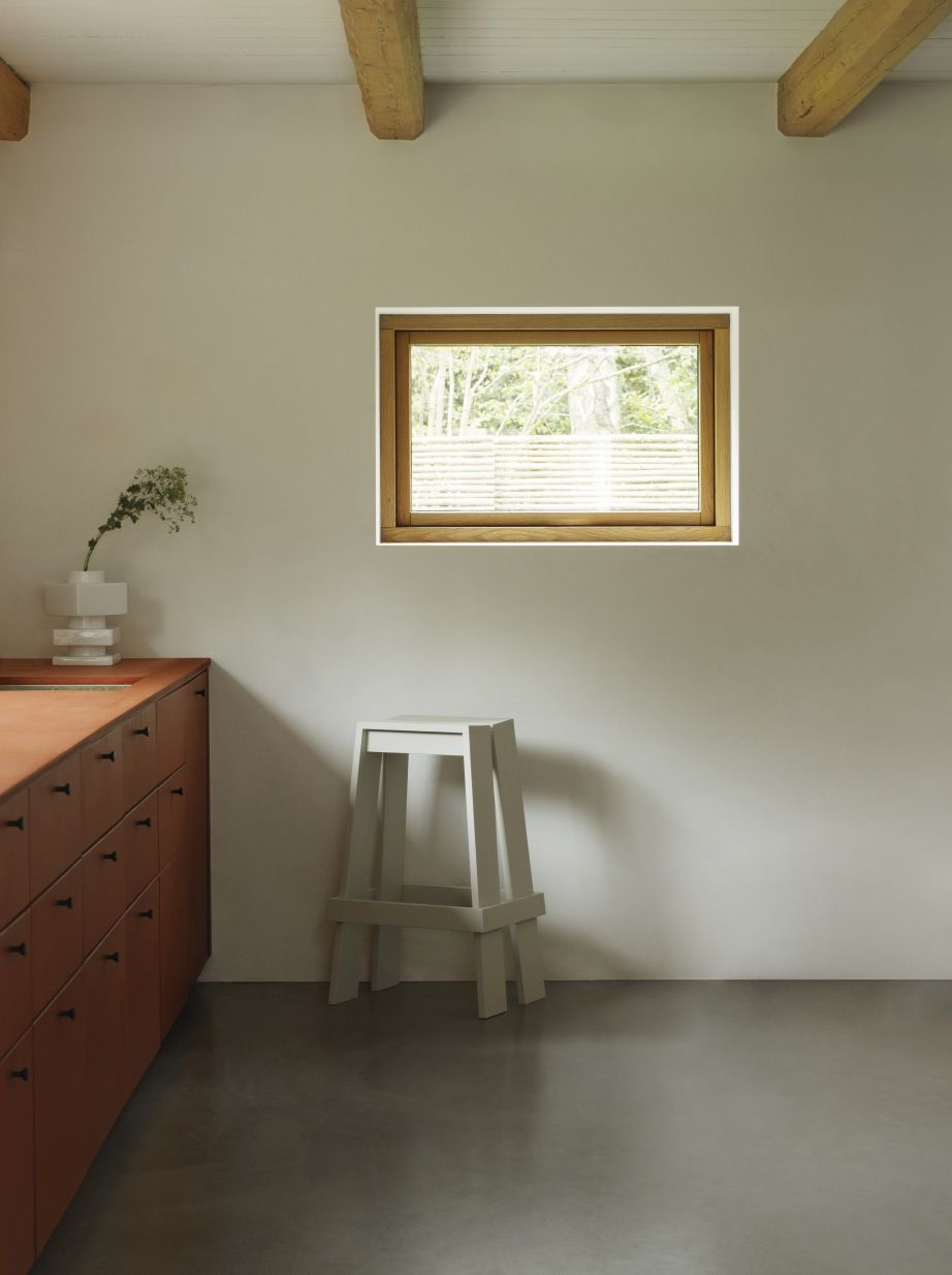 Heller Let Barstool Barhocker von Normann Copenhagen in minimalistischem Interieur mit Fenster und Holzdecke.