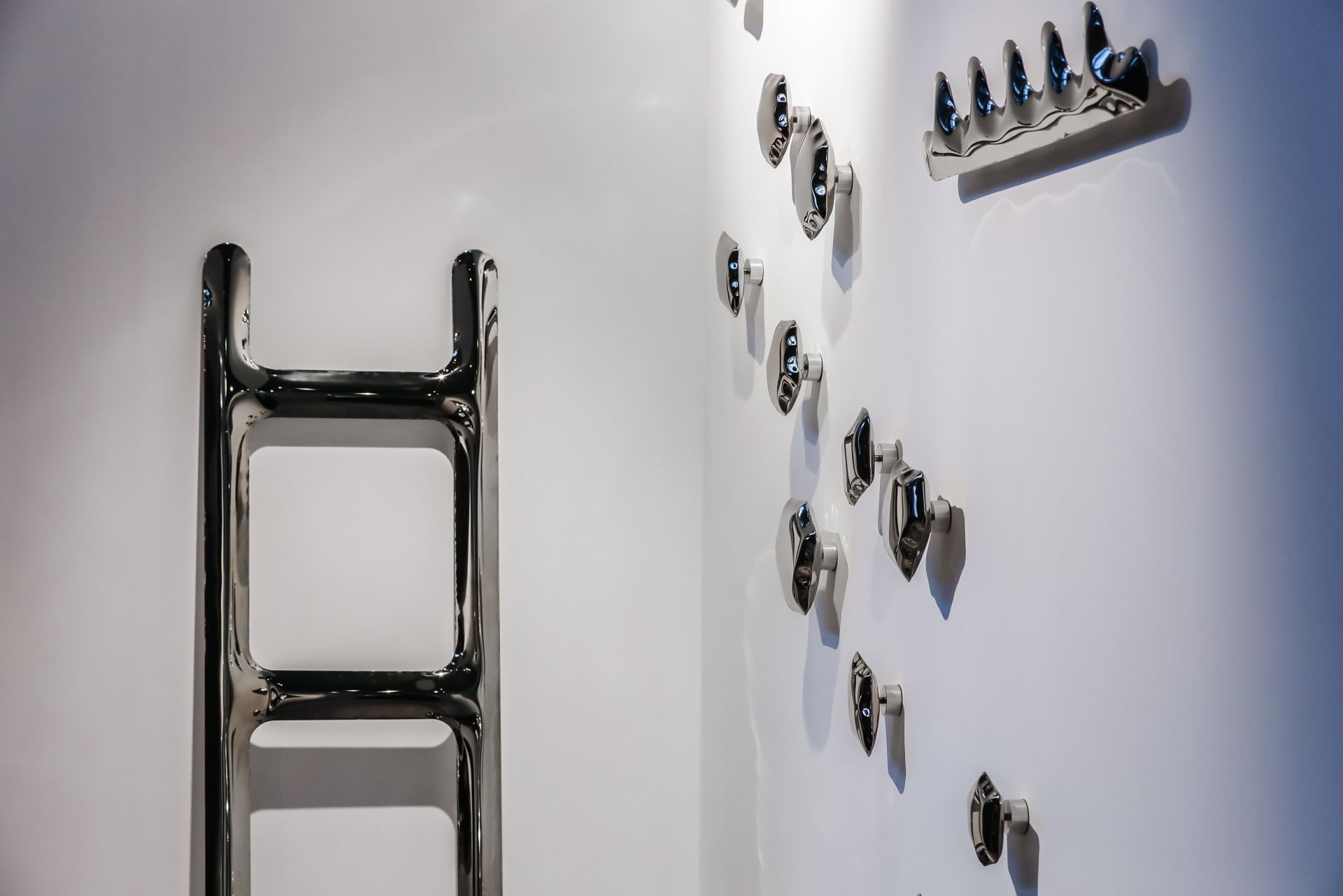 Kamm Garderobe Zieta aus poliertem Stahl, Wandhaken und Leiter als modernes, minimalistisches Garderobensystem.