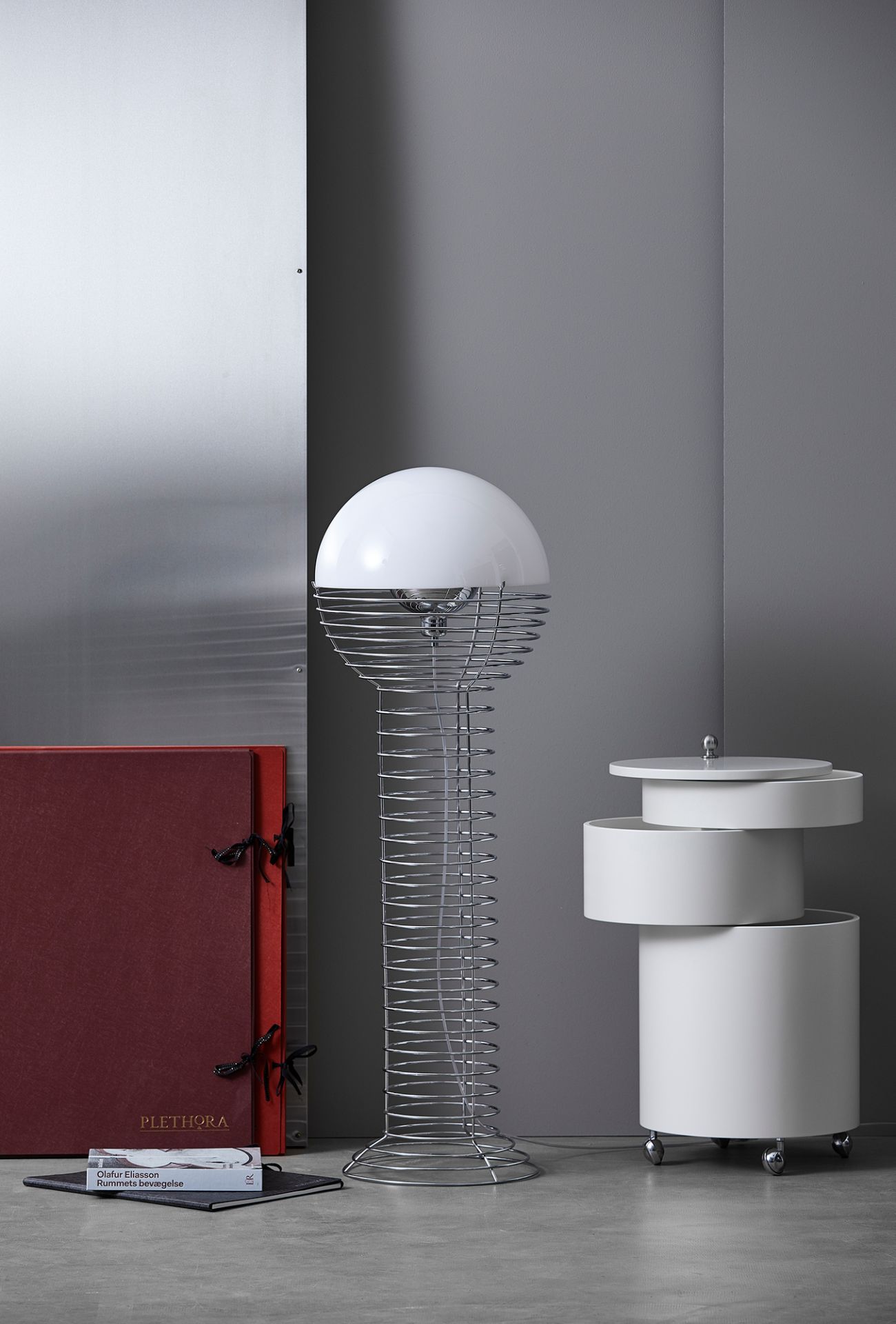 Verpan Wire Stehleuchte mit weißem Kugelschirm und verchromtem Drahtgestell, modernes Design für Wohnzimmer und Büro.
