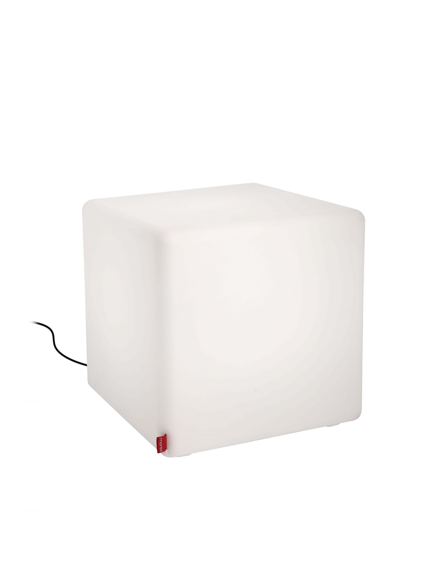 Weißer CUBE Outdoor Hocker von Moree, ideal als Beistelltisch und Sitzgelegenheit.